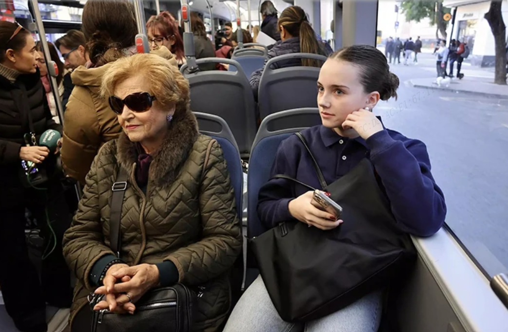 More than 2,000 residents of Murcia ride the new tram-bus on its first day of operation