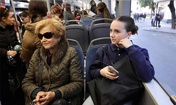 More than 2,000 residents of Murcia ride the new tram-bus on its first day of operation